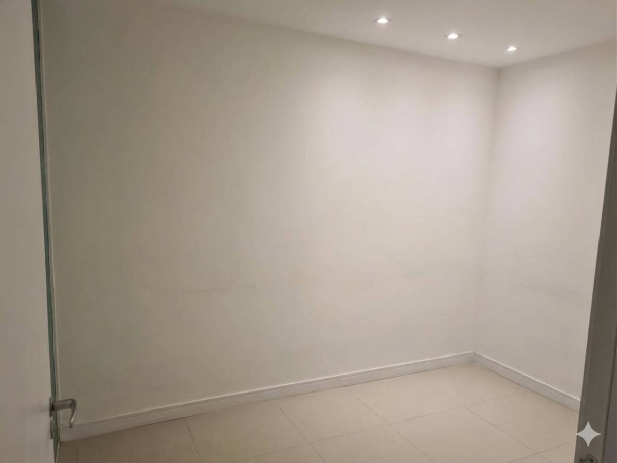 Sala vazia antes da reforma